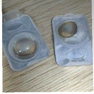 렌즈 보관하고 관리하는 모습