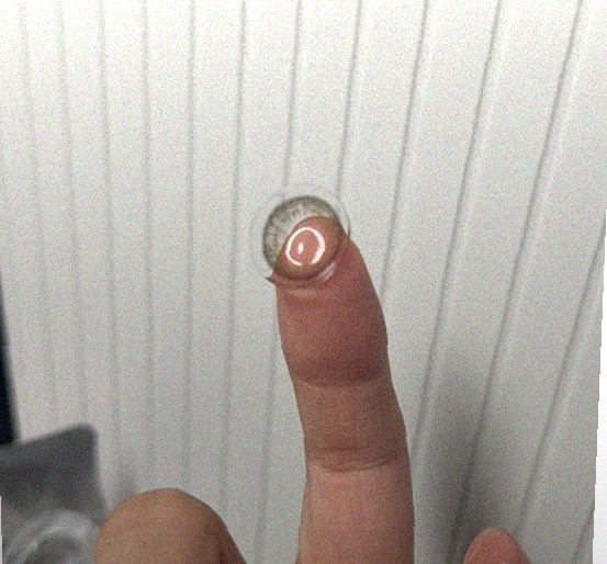 렌즈 보관하고 관리하는 모습