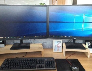 하루 종일 앉아 있는 모니터 앞 자리