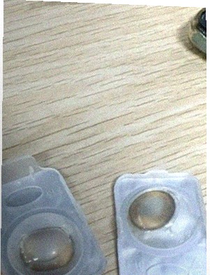 렌즈 보관하고 관리하는 모습