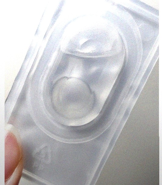 렌즈 보관하고 관리하는 모습