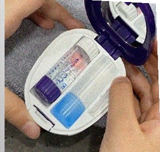 렌즈 보관하고 관리하는 모습