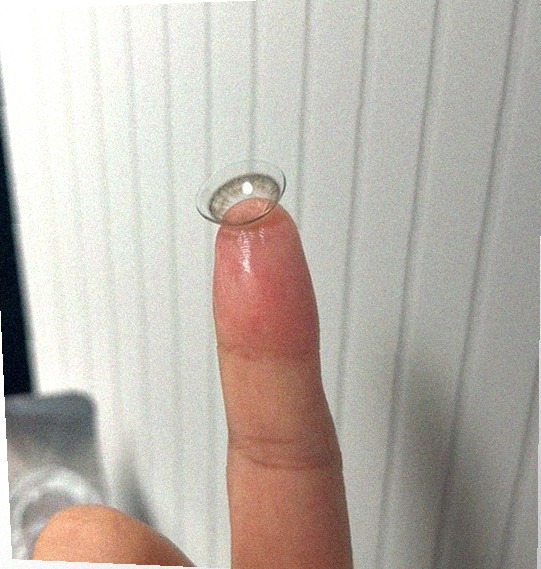 렌즈 보관하고 관리하는 모습