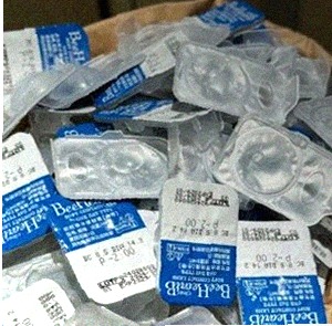 렌즈 보관하고 관리하는 모습