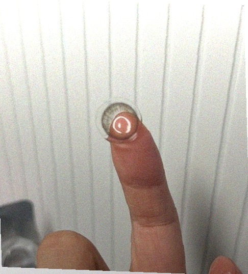 렌즈 보관하고 관리하는 모습